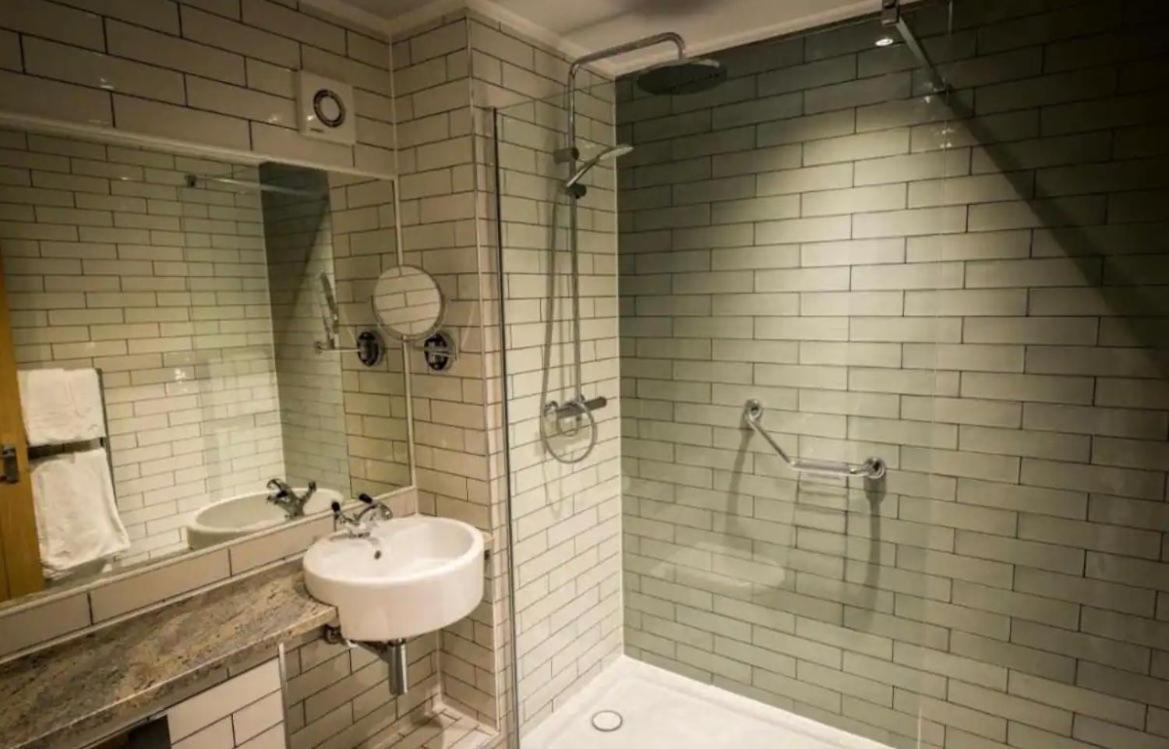 The New Hobbit Hotel Rooms Halifax Esterno foto